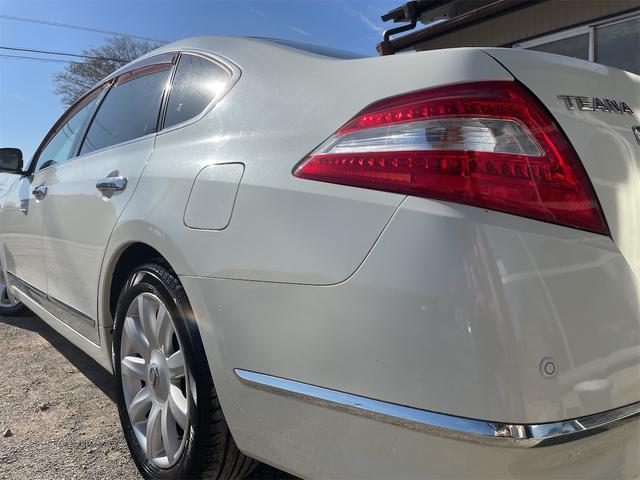 ティアナ ２５０ＸＶ　ＯＰベンチレーション付き黒本革シート　サイド＆バックカメラ　純正ナビ　フルセグＴＶ　ＥＴＣ　２メモリー付パワーシート　電動オットマン　リバース連動ドアミラー　ＵＳＢ＆ＶＴＲ端子　木目調パネル（56枚目）