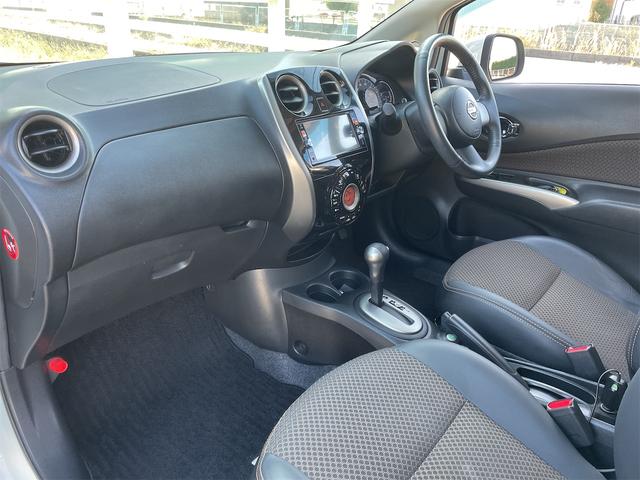 ノート メダリスト　エマージェンシーブレーキパッケージ　スーパーチャージャー　衝突軽減ブレーキ　車線逸脱警報　踏み間違い防止　ドライブレコーダー　アラウンドカメラ　純正ナビ　フルセグＴＶ　ＥＴＣ　ハーフレザーシート　コーナーセンサー　社外ＡＷ　オートライト（20枚目）