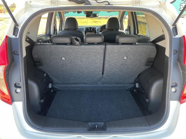 ノート メダリスト　エマージェンシーブレーキパッケージ　スーパーチャージャー　衝突軽減ブレーキ　車線逸脱警報　踏み間違い防止　ドライブレコーダー　アラウンドカメラ　純正ナビ　フルセグＴＶ　ＥＴＣ　ハーフレザーシート　コーナーセンサー　社外ＡＷ　オートライト（30枚目）