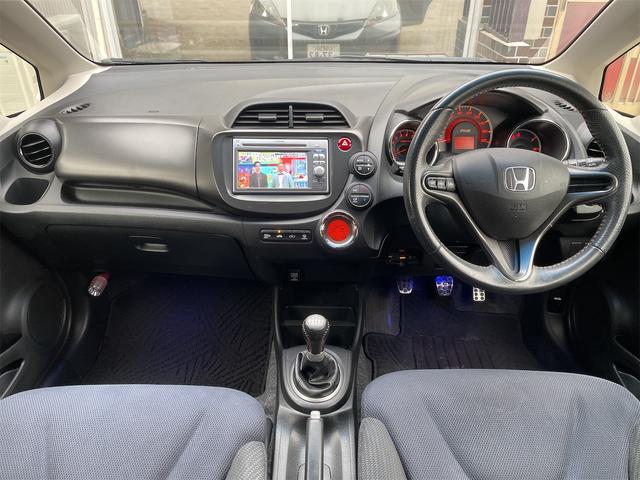 フィット ＲＳ　６速ＭＴ　前後ドライブレコーダー　バックカメラ　純正ナビＴＶ　ＥＴＣ　スマートキー　ＯＰフットイルミ　フロント熱線入りガラス　純正１６ＡＷ　オート付ＨＩＤライト　フォグ　ウィンカーミラー　横滑り防止（7枚目）