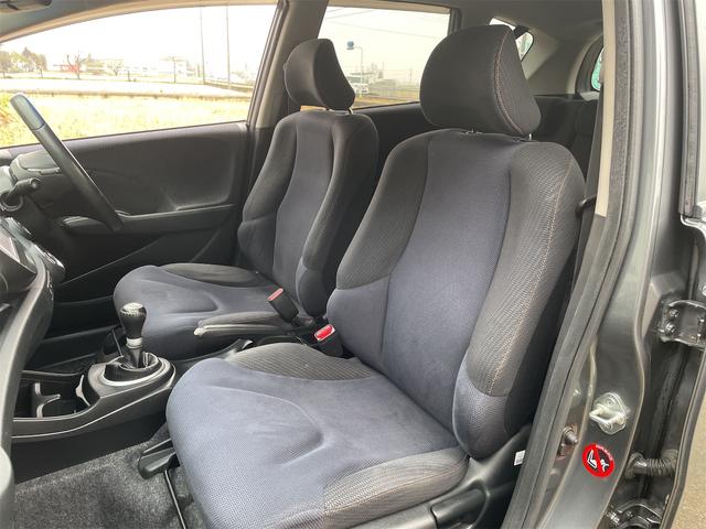 フィット ＲＳ　６速ＭＴ　前後ドライブレコーダー　バックカメラ　純正ナビＴＶ　ＥＴＣ　スマートキー　ＯＰフットイルミ　フロント熱線入りガラス　純正１６ＡＷ　オート付ＨＩＤライト　フォグ　ウィンカーミラー　横滑り防止（8枚目）