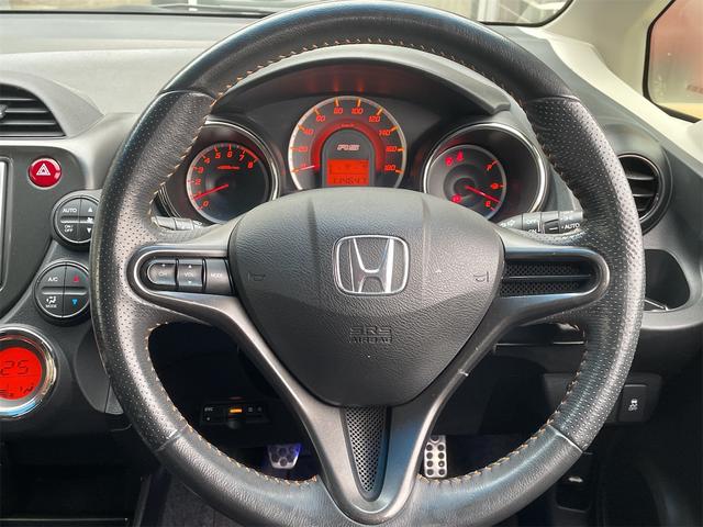 フィット ＲＳ　６速ＭＴ　前後ドライブレコーダー　バックカメラ　純正ナビＴＶ　ＥＴＣ　スマートキー　ＯＰフットイルミ　フロント熱線入りガラス　純正１６ＡＷ　オート付ＨＩＤライト　フォグ　ウィンカーミラー　横滑り防止（22枚目）