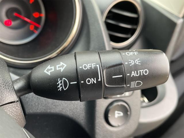 フィット ＲＳ　６速ＭＴ　前後ドライブレコーダー　バックカメラ　純正ナビＴＶ　ＥＴＣ　スマートキー　ＯＰフットイルミ　フロント熱線入りガラス　純正１６ＡＷ　オート付ＨＩＤライト　フォグ　ウィンカーミラー　横滑り防止（24枚目）