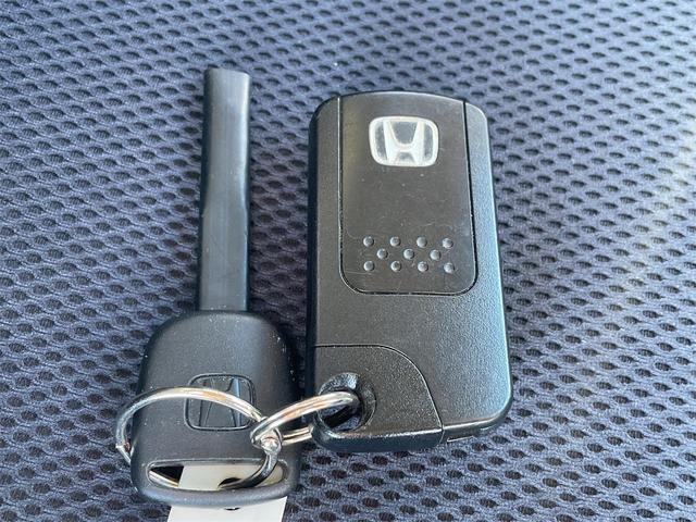 フィット ＲＳ　６速ＭＴ　前後ドライブレコーダー　バックカメラ　純正ナビＴＶ　ＥＴＣ　スマートキー　ＯＰフットイルミ　フロント熱線入りガラス　純正１６ＡＷ　オート付ＨＩＤライト　フォグ　ウィンカーミラー　横滑り防止（32枚目）