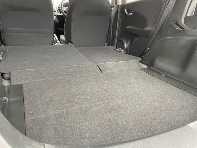 フィット ＲＳ　６速ＭＴ　前後ドライブレコーダー　バックカメラ　純正ナビＴＶ　ＥＴＣ　スマートキー　ＯＰフットイルミ　フロント熱線入りガラス　純正１６ＡＷ　オート付ＨＩＤライト　フォグ　ウィンカーミラー　横滑り防止（41枚目）