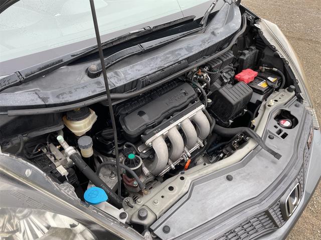 フィット ＲＳ　６速ＭＴ　前後ドライブレコーダー　バックカメラ　純正ナビＴＶ　ＥＴＣ　スマートキー　ＯＰフットイルミ　フロント熱線入りガラス　純正１６ＡＷ　オート付ＨＩＤライト　フォグ　ウィンカーミラー　横滑り防止（47枚目）