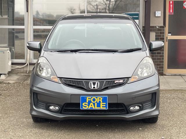 フィット ＲＳ　６速ＭＴ　前後ドライブレコーダー　バックカメラ　純正ナビＴＶ　ＥＴＣ　スマートキー　ＯＰフットイルミ　フロント熱線入りガラス　純正１６ＡＷ　オート付ＨＩＤライト　フォグ　ウィンカーミラー　横滑り防止（52枚目）