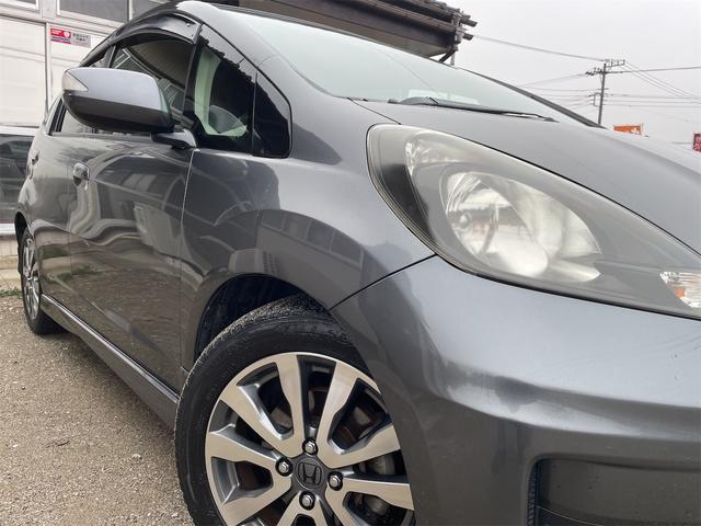 フィット ＲＳ　６速ＭＴ　前後ドライブレコーダー　バックカメラ　純正ナビＴＶ　ＥＴＣ　スマートキー　ＯＰフットイルミ　フロント熱線入りガラス　純正１６ＡＷ　オート付ＨＩＤライト　フォグ　ウィンカーミラー　横滑り防止（58枚目）