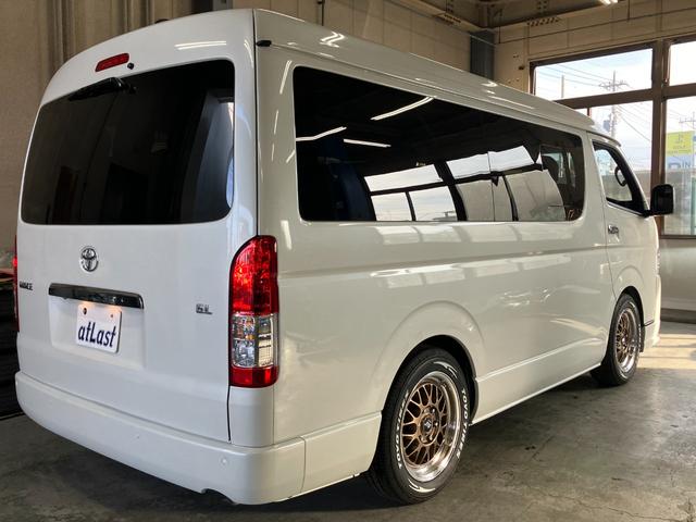 ハイエースワゴン ＧＬ　ガレナシート　限定１７インチＭ１ＨＣ　１１型ナビ　登録済未使用車　フリップダウンモニター　２インチローダウン　４１５コブラタイプＲフロントリップ　パノラマビュー　パワースライドドア　ＬＥＤヘッドライト（13枚目）