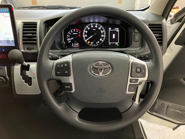 ハイエースワゴン ＧＬ　ガレナシート　限定１７インチＭ１ＨＣ　１１型ナビ　登録済未使用車　フリップダウンモニター　２インチローダウン　４１５コブラタイプＲフロントリップ　パノラマビュー　パワースライドドア　ＬＥＤヘッドライト（20枚目）
