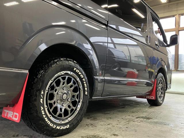 ハイエースバン スーパーＧＬ　ダークプライムＩＩ　新品１６インチラギッドロック　ＴＲＤエアロ　マッドフラップ　社外フローティングナビ　パノラマビュー　スマートキー　ＬＥＤヘッドライト　社外テールランプ　インテリアパネル　トヨタセーフティセンス　ＥＴＣ（13枚目）