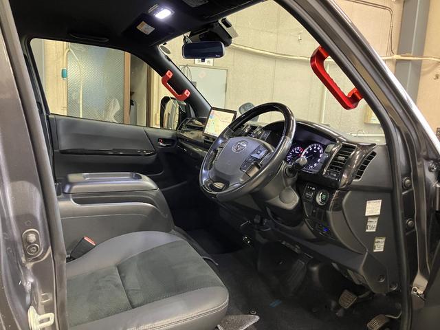 ハイエースバン スーパーＧＬ　ダークプライムＩＩ　新品１６インチラギッドロック　ＴＲＤエアロ　マッドフラップ　社外フローティングナビ　パノラマビュー　スマートキー　ＬＥＤヘッドライト　社外テールランプ　インテリアパネル　トヨタセーフティセンス　ＥＴＣ（16枚目）