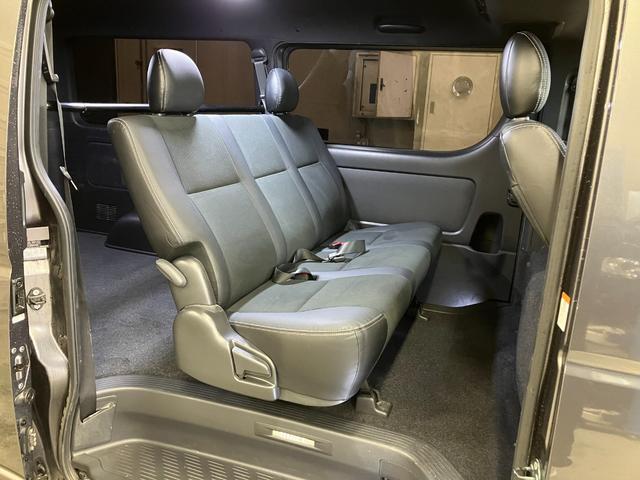 ハイエースバン スーパーＧＬ　ダークプライムＩＩ　新品１６インチラギッドロック　ＴＲＤエアロ　マッドフラップ　社外フローティングナビ　パノラマビュー　スマートキー　ＬＥＤヘッドライト　社外テールランプ　インテリアパネル　トヨタセーフティセンス　ＥＴＣ（27枚目）