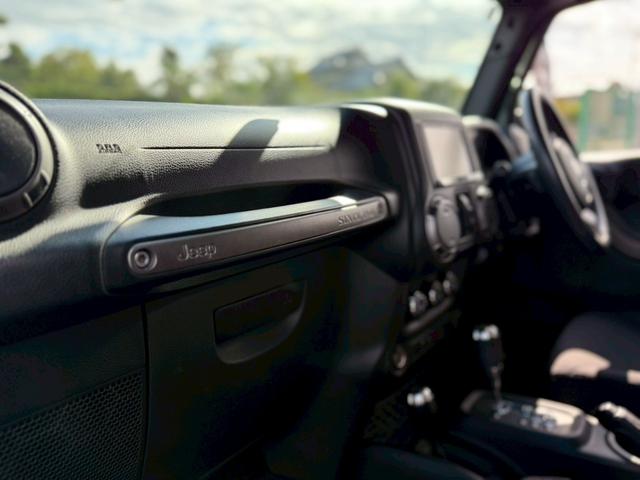 ジープ・ラングラーアンリミテッド スポーツ 後期 ロックスター17インチアルミ ナビ バックカメラ サイドカメラ Bluetooth フルセグTV 後席モニター クルーズコントロール ドライブレコーダー ETC オートエアコン(16枚目)