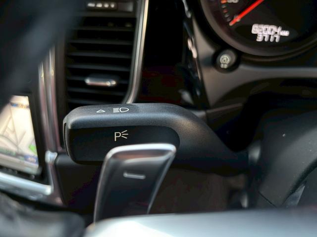 マカン マカン ターボ ツインターボ 純正ナビ TV バックカメラ オートライト Bluetooth 赤フルレザーシート アイドリングストップ ETC パドルシフト クルーズコントロール パワーシート 純正20インチアルミ(27枚目)