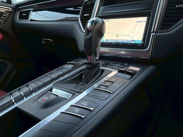 マカン マカン ターボ ツインターボ 純正ナビ TV バックカメラ オートライト Bluetooth 赤フルレザーシート アイドリングストップ ETC パドルシフト クルーズコントロール パワーシート 純正20インチアルミ(35枚目)