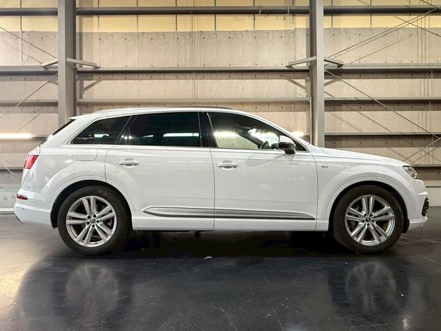 Ｑ７ ２．０ＴＦＳＩクワトロＳラインパッケージ　純正ナビ　全方位モニター　フルセグＴＶ　パワーシート　シートヒーター　ＥＴＣ　ＬＥＤヘッドライト　アダプティブクルーズクルーズコントロール　パワーバックドア　純正２０インチアルミ（9枚目）