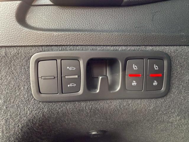 Ｑ７ ２．０ＴＦＳＩクワトロＳラインパッケージ　純正ナビ　全方位モニター　フルセグＴＶ　パワーシート　シートヒーター　ＥＴＣ　ＬＥＤヘッドライト　アダプティブクルーズクルーズコントロール　パワーバックドア　純正２０インチアルミ（39枚目）