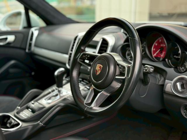 カイエン ＧＴＳ　後期　パノラマルーフ　スポーツクロノ　ＢＯＳＥ　黒ハーフレザーシート　Ｂｌｕｅｔｏｏｔｈ　ＴＶ　前後ドラレコ　ＬＥＤヘッドライト　バックカメラ　クルコン　電動リアゲート　２０インチアルミホイール　禁煙（15枚目）