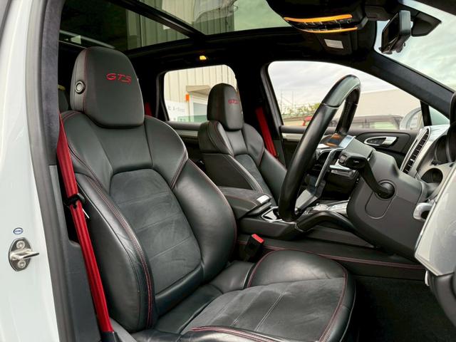 カイエン ＧＴＳ　後期　パノラマルーフ　スポーツクロノ　ＢＯＳＥ　黒ハーフレザーシート　Ｂｌｕｅｔｏｏｔｈ　ＴＶ　前後ドラレコ　ＬＥＤヘッドライト　バックカメラ　クルコン　電動リアゲート　２０インチアルミホイール　禁煙（17枚目）
