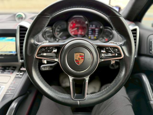 カイエン ＧＴＳ　後期　パノラマルーフ　スポーツクロノ　ＢＯＳＥ　黒ハーフレザーシート　Ｂｌｕｅｔｏｏｔｈ　ＴＶ　前後ドラレコ　ＬＥＤヘッドライト　バックカメラ　クルコン　電動リアゲート　２０インチアルミホイール　禁煙（22枚目）