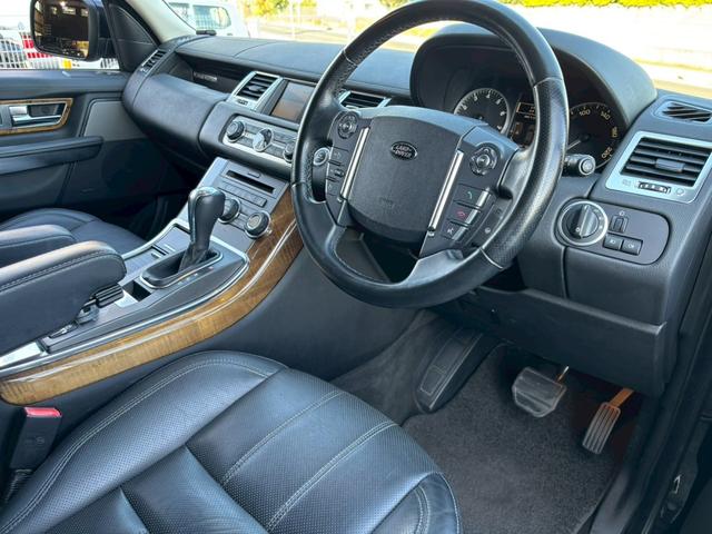 レンジローバースポーツ プレミアムパッケージ　純正ナビ　黒革シート　バックカメラ　フロントカメラ　サイドカメラ　ＴＶ　ｈａｒｍａｎ／ｋａｒｄｏｎ　クルーズコントロール　パワーシート　シートヒーター　ステアリングヒーター　純正２０インチアルミ（16枚目）