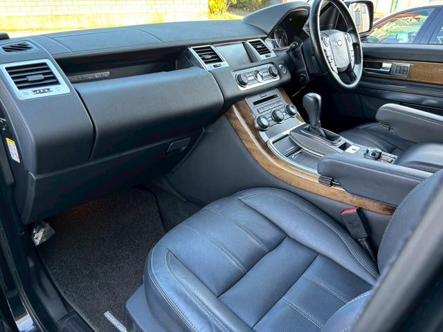 レンジローバースポーツ プレミアムパッケージ　純正ナビ　黒革シート　バックカメラ　フロントカメラ　サイドカメラ　ＴＶ　ｈａｒｍａｎ／ｋａｒｄｏｎ　クルーズコントロール　パワーシート　シートヒーター　ステアリングヒーター　純正２０インチアルミ（17枚目）