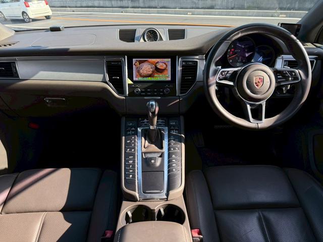 マカン マカンＧＴＳ　スポーツクロノパッケージ　スパイダーアルミホイール　純正ナビ　フルセグＴＶ　３６０度カメラ　ドライブレコーダー　ＬＥＤライト　電動ゲート　衝突軽減ブレーキ　シートヒーター　コーナーセンサー　禁煙車（3枚目）