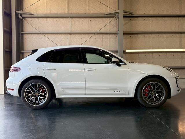 マカン マカンＧＴＳ　スポーツクロノパッケージ　スパイダーアルミホイール　純正ナビ　フルセグＴＶ　３６０度カメラ　ドライブレコーダー　ＬＥＤライト　電動ゲート　衝突軽減ブレーキ　シートヒーター　コーナーセンサー　禁煙車（10枚目）