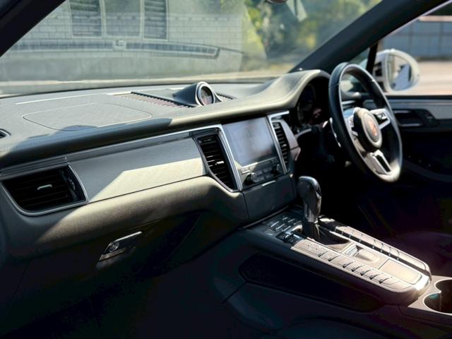 マカン マカンＧＴＳ　スポーツクロノパッケージ　スパイダーアルミホイール　純正ナビ　フルセグＴＶ　３６０度カメラ　ドライブレコーダー　ＬＥＤライト　電動ゲート　衝突軽減ブレーキ　シートヒーター　コーナーセンサー　禁煙車（16枚目）