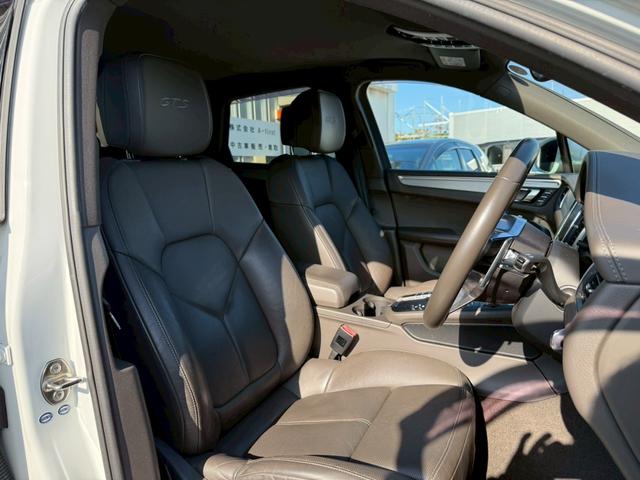 マカン マカンＧＴＳ　スポーツクロノパッケージ　スパイダーアルミホイール　純正ナビ　フルセグＴＶ　３６０度カメラ　ドライブレコーダー　ＬＥＤライト　電動ゲート　衝突軽減ブレーキ　シートヒーター　コーナーセンサー　禁煙車（18枚目）