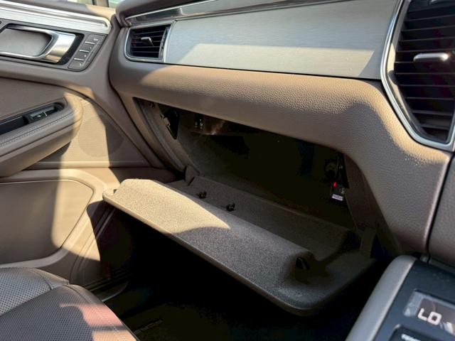 マカン マカンＧＴＳ　スポーツクロノパッケージ　スパイダーアルミホイール　純正ナビ　フルセグＴＶ　３６０度カメラ　ドライブレコーダー　ＬＥＤライト　電動ゲート　衝突軽減ブレーキ　シートヒーター　コーナーセンサー　禁煙車（44枚目）