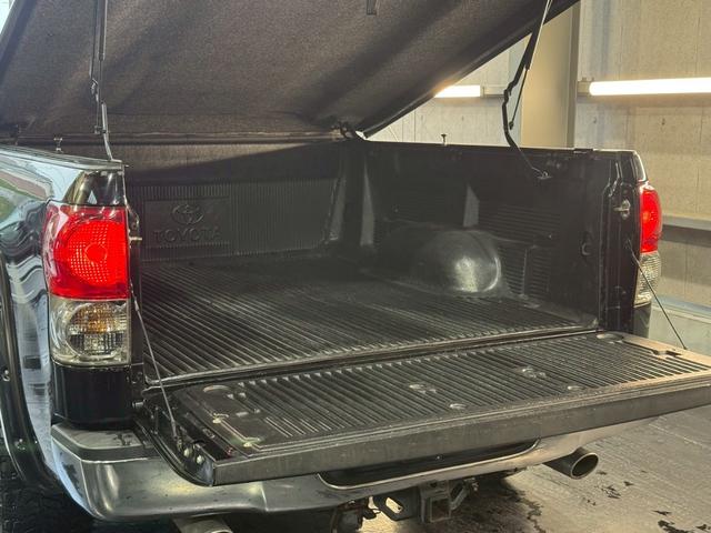 タンドラ ダブルキャブ　ＳＲ５　禁煙車　サイバーナビ　バックカメラ　フルセグＴＶ　Ｂｌｕｅｔｏｏｔｈ　クルーズコントロール　ＥＴＣ　ＨＩＤヘッドライト　２０インチＡＷ　サブウーハー　グリルガード　ＤＶＤ　トノカバー（30枚目）