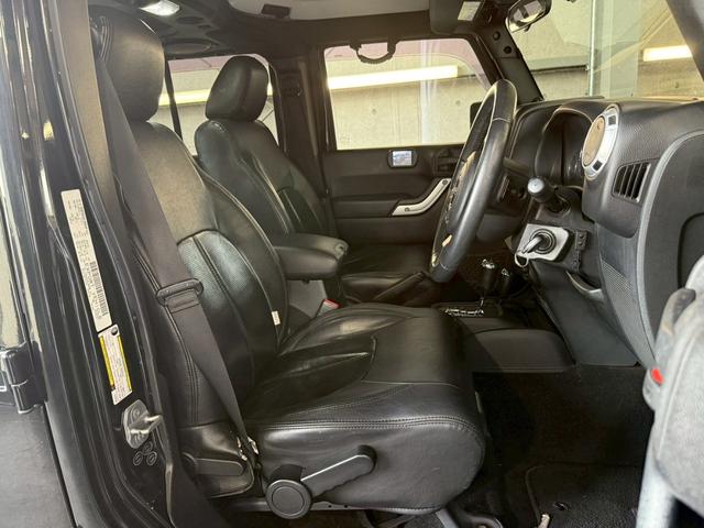 ジープ・ラングラーアンリミテッド サハラ　禁煙車　背面タイヤハードカバー　ナビ　１８インチアルミ　バックカメラ　サイドカメラ　前後ルビコンタイプスチールバンパー　社外フラットフェンダー　レザー調シートカバー　クルーズコントロール　ＥＴＣ（22枚目）