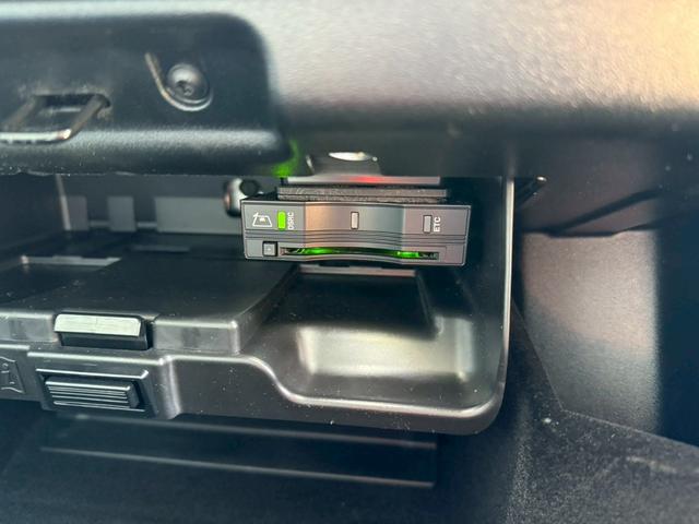 レンジローバーイヴォーク SEプラス 本革シート 純正ナビ 全方位カメラ フルセグTV シートヒーター スマートキープッシュスタート MERIDIANサウンドシステム パワーバックドア Bluetooth ETC 純正18インチアルミ(33枚目)