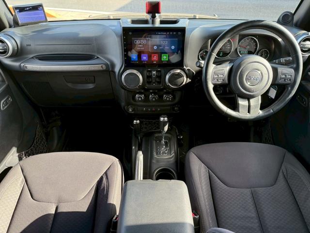 ジープ・ラングラーアンリミテッド スポーツ　リフトアップ　２０インチアルミホイール　クルーズコントロール　ディスプレイオーディオ　バックカメラ　ＥＴＣ　ダウンヒルアシストコントロール　オートエアコン　Ｂｌｕｅｔｏｏｔｈオーディオ（2枚目）