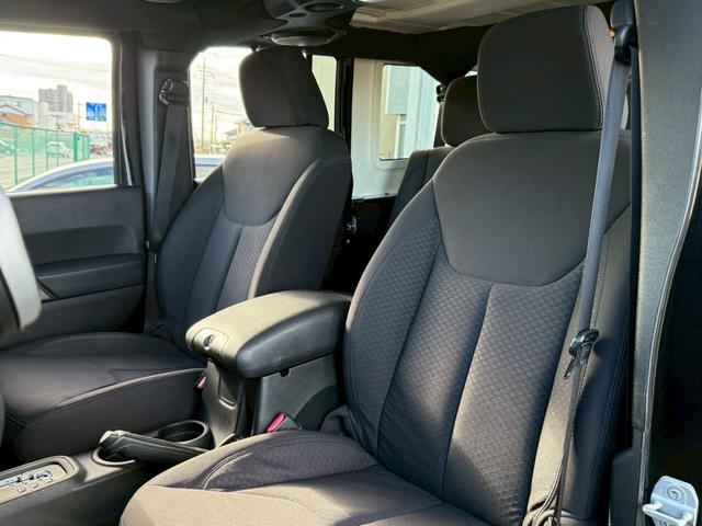 ジープ・ラングラーアンリミテッド スポーツ　リフトアップ　２０インチアルミホイール　クルーズコントロール　ディスプレイオーディオ　バックカメラ　ＥＴＣ　ダウンヒルアシストコントロール　オートエアコン　Ｂｌｕｅｔｏｏｔｈオーディオ（18枚目）