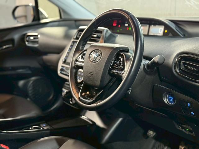 プリウス Ｓツーリングセレクション・ブラックエディション　フルエアロ　純正ディスプレイオーディオ　バックカメラ　黒革シート　シートヒーター　トヨタセーフティセンス　ＬＥＤヘッドライト　レーダークルーズコントロール　スマートキープッシュスタート　純正アルミ（16枚目）