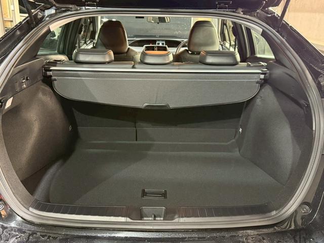 プリウス Ｓツーリングセレクション・ブラックエディション　フルエアロ　純正ディスプレイオーディオ　バックカメラ　黒革シート　シートヒーター　トヨタセーフティセンス　ＬＥＤヘッドライト　レーダークルーズコントロール　スマートキープッシュスタート　純正アルミ（22枚目）