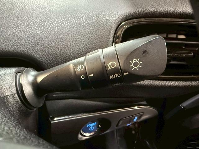 プリウス Ｓツーリングセレクション・ブラックエディション　フルエアロ　純正ディスプレイオーディオ　バックカメラ　黒革シート　シートヒーター　トヨタセーフティセンス　ＬＥＤヘッドライト　レーダークルーズコントロール　スマートキープッシュスタート　純正アルミ（27枚目）