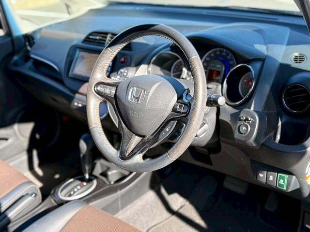 フィットシャトルハイブリッド ハイブリッド・スマートセレクション　純正ナビ　バックカメラ　ＥＴＣ　ハーフレザーシート　クルーズコントロール　フルセグＴＶ　Ｂｌｕｅｔｏｏｔｈ　スマートキー　電動格納ミラー　オートライト　フロントフォグランプ　１５インチアルミ（2枚目）