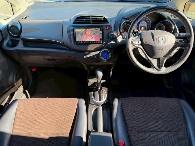 フィットシャトルハイブリッド ハイブリッド・スマートセレクション　純正ナビ　バックカメラ　ＥＴＣ　ハーフレザーシート　クルーズコントロール　フルセグＴＶ　Ｂｌｕｅｔｏｏｔｈ　スマートキー　電動格納ミラー　オートライト　フロントフォグランプ　１５インチアルミ（3枚目）