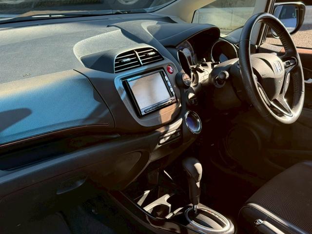 フィットシャトルハイブリッド ハイブリッド・スマートセレクション　純正ナビ　バックカメラ　ＥＴＣ　ハーフレザーシート　クルーズコントロール　フルセグＴＶ　Ｂｌｕｅｔｏｏｔｈ　スマートキー　電動格納ミラー　オートライト　フロントフォグランプ　１５インチアルミ（19枚目）