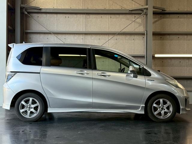 フリードハイブリッド ジャストセレクション　６人乗り　カロッツェリアナビ　電動スライドドア　バックカメラ　ＴＶ　Ｂｌｕｅｔｏｏｔｈ　ドライブレコーダー　クルーズコントロール　ＥＴＣ　スマートキー　オートライト　電動格納ミラー　オートエアコン（9枚目）