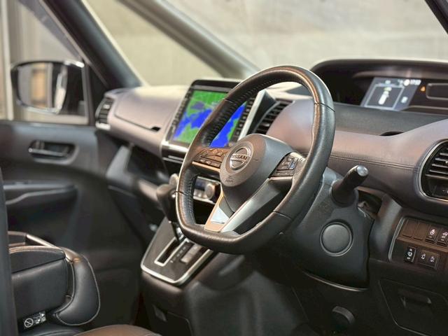 セレナ ハイウェイスターＶ　４ＷＤ　純正９インチ大型ナビ　後席モニター　プロパイロット　アラウンドビューモニター　デジタルインナーミラー　ステアリングヒーター　両側電動スライドドア　オプション防水シート　純正アルミホイール（2枚目）