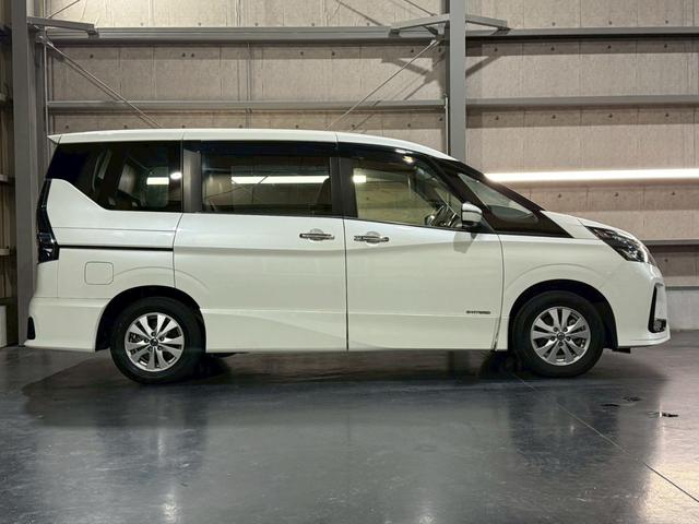 セレナ ハイウェイスターＶ　４ＷＤ　純正９インチ大型ナビ　後席モニター　プロパイロット　アラウンドビューモニター　デジタルインナーミラー　ステアリングヒーター　両側電動スライドドア　オプション防水シート　純正アルミホイール（10枚目）