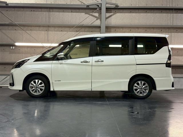 セレナ ハイウェイスターＶ　４ＷＤ　純正９インチ大型ナビ　後席モニター　プロパイロット　アラウンドビューモニター　デジタルインナーミラー　ステアリングヒーター　両側電動スライドドア　オプション防水シート　純正アルミホイール（14枚目）