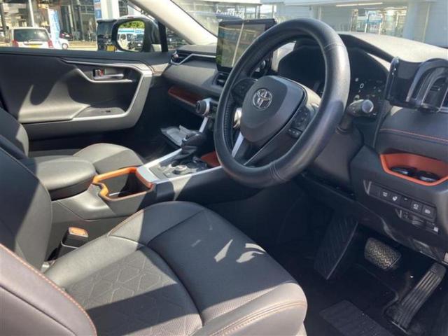 ＲＡＶ４ ４ＷＤハイブリッドアドベンチャー　保証書／ディスプレイオーディオ＋ナビ／衝突安全装置／シートヒーター／パノラミックビューモニター／車線逸脱防止支援システム／シート　フルレザー／パーキングアシスト　バックガイド　革シート　全周囲カメラ（5枚目）