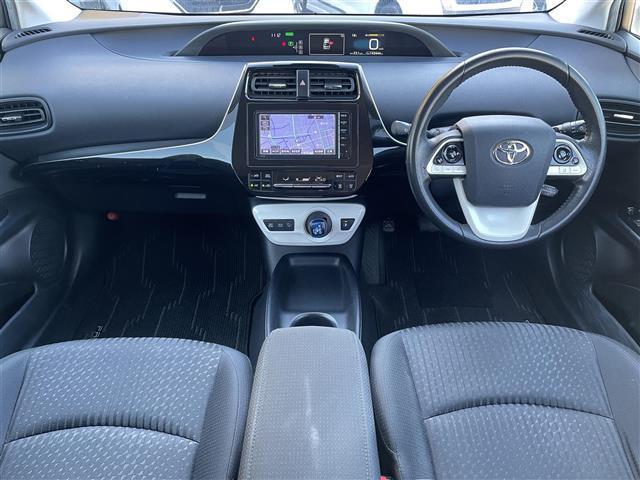 プリウス Ｓ　禁煙車　衝突軽減ブレーキ　　ＬＥＤ　ナビ　ワンセグＴＶ　　ＢＴオーディオ　ＣＤ　バックカメラ　ビルトインＥＴＣ（5枚目）