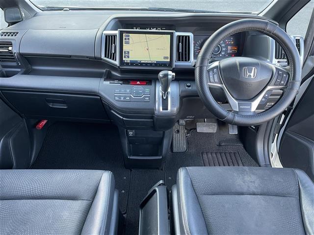 ステップワゴンスパーダ Ｚ　クールスピリット　禁煙車　フリップダウンモニター　専用１７インチアルミホイール　両側電動スライドドア　純正９インチナビ　フルセグ　ＢＴオーディオ　バックモニター　ビルトインＥＴＣ（5枚目）